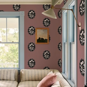 Medaglioni di margherite vintage disposti in modo giocoso su uno sfondo di rose, carta da parati, stacca e attacca, colorazione personalizzabile, facile da installare.