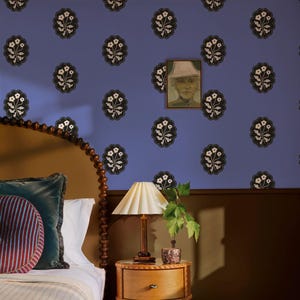 Medaglioni di margherite vintage disposti in modo giocoso su uno sfondo color pervinca, carta da parati, stacca e attacca, colorazione personalizzabile, installazione semplice.