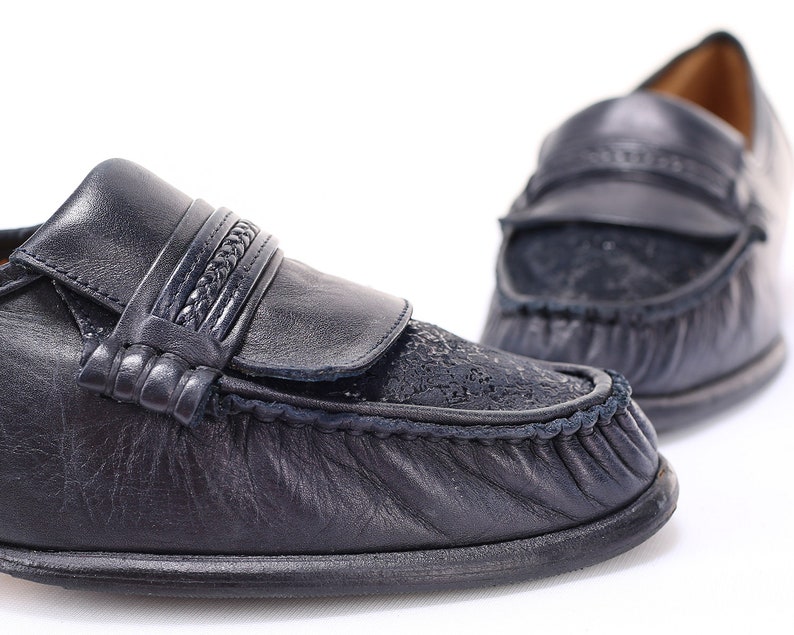 US Women 8 Navy Leather Loafers 80s Vintage Retro Shoes Slip On Stormy Blue Driver Shoes Europe Penny Shoes Size Eur 38.5 Uk 5.5