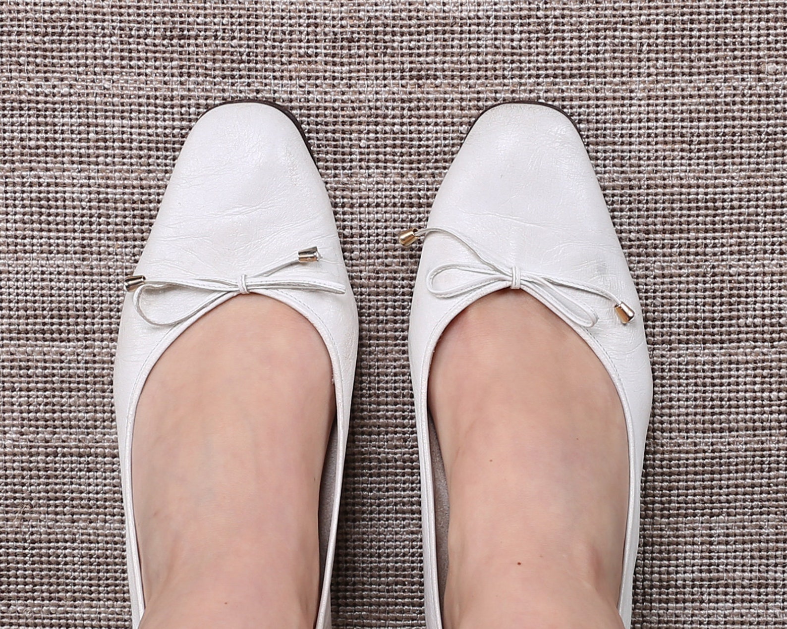 us size 9.5 white leather flats 80s oxford pumps white string tie ballet slip ons stacked heel vintage shoes 1980s italy made. e