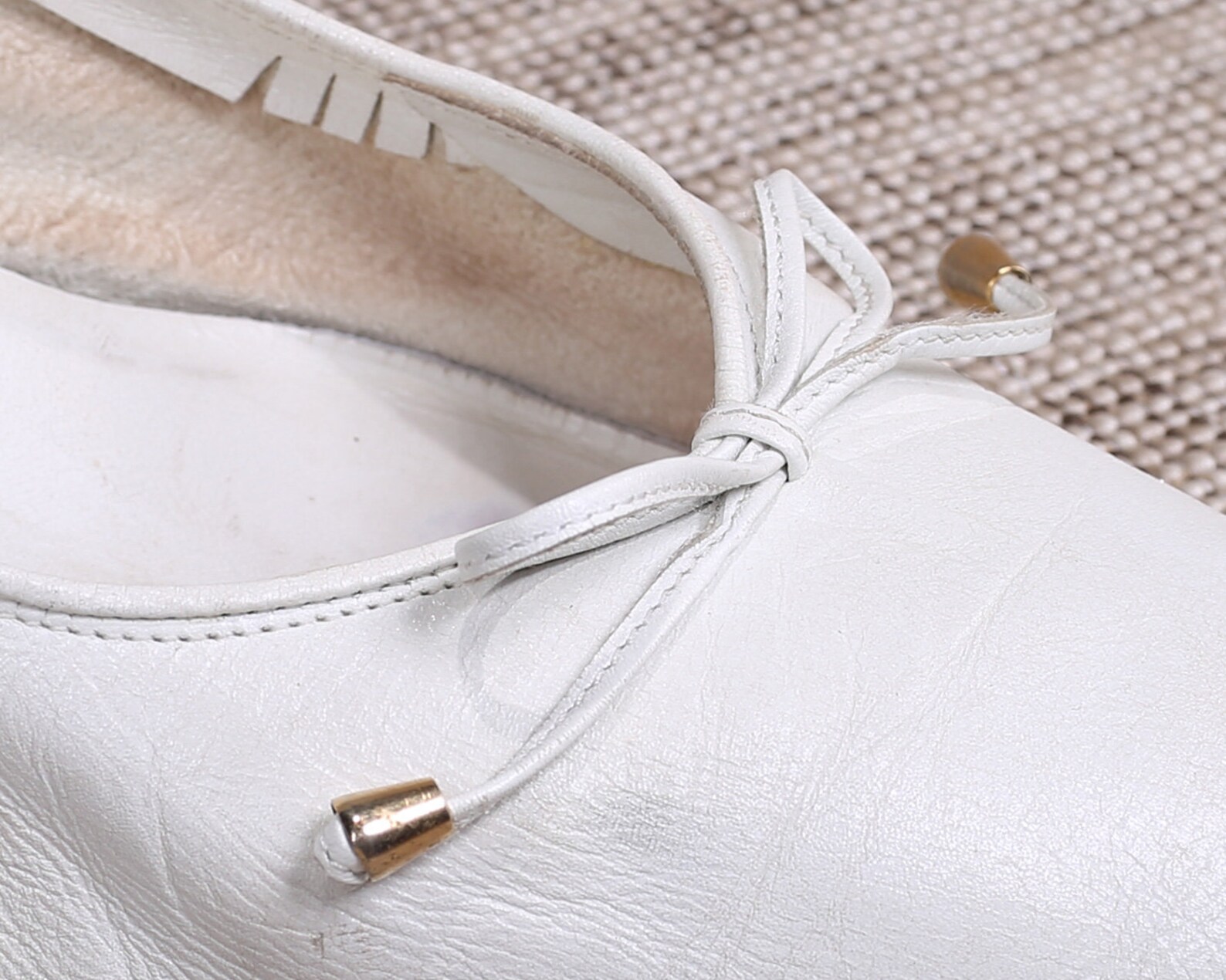 us size 9.5 white leather flats 80s oxford pumps white string tie ballet slip ons stacked heel vintage shoes 1980s italy made. e