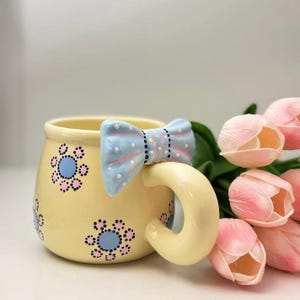 Handbemalte Keramiktasse mit Schleife: Pastell Blumen Kaffeetasse