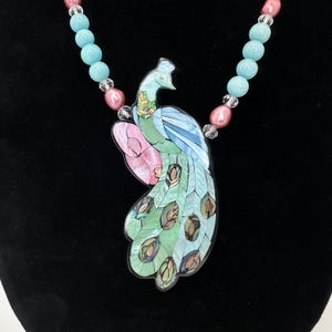 Vintage Lee Sands Peacock Necklace – Mother of Pearl Inlay Pendant with Beaded Strand