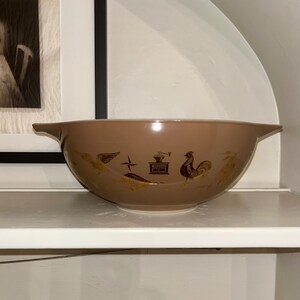Pyrex Vintage Early American Brown   Gold Pattern Cinderella 4 Quart Mixing Bowl