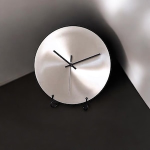 Minimal metallisk väggklocka, modern siffrorlös klocka för vardagsrum, unik väggkonst för nytt hem, julklapp till hemmet, heminredning 2026