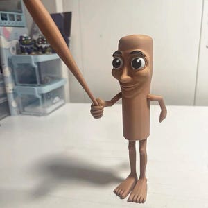 Può includere: Una statuetta marrone di una persona con un corpo lungo e sottile e grandi occhi che tiene una mazza da baseball di legno.