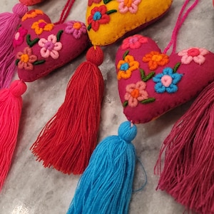 Borlas de corazón mexicano vibrantes - Bordado hecho a mano - Colores brillantes - Colores pastel