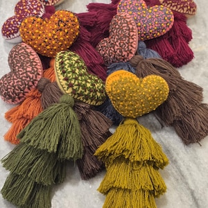 Handgjord broderad mexikansk hjärttofs • Livfull blommig Corazón-prydnad • Färgglad bohemisk pompomdekoration