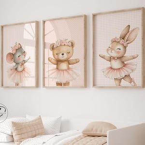 Puede incluir: Tres impresiones enmarcadas con adorables animales de ballet. El conjunto incluye un ratón, un oso y un conejo, cada uno con un tutú rosa y una corona floral. La obra de arte tiene una paleta de colores pastel, perfecta para una habitación infantil.