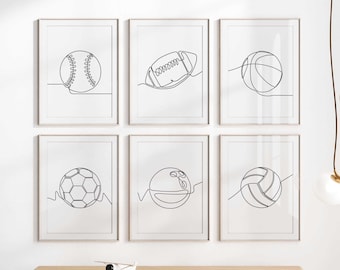 Peut inclure: Ensemble de six impressions en noir et blanc en ligne d'art représentant différents ballons de sport, dont un ballon de baseball, un ballon de football américain, un ballon de basket-ball, un ballon de football, un ballon de bowling et un ballon de volley-ball. Les impressions sont encadrées dans des cadres blancs simples et sont affichées sur un mur blanc.