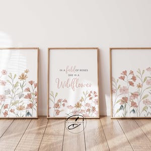 Dans un champ de roses, il s'agit d'un lot de 3 imprimés de fleurs sauvages, décoration de chambre pour filles, art mural pour chambre de bébé, chambre de bébé bohème, impressions de citations pour filles