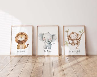 Könnte beinhalten: Drei gerahmte Aquarelldrucke mit entzückenden Dschungeltieren. Der erste Druck zeigt einen Löwen mit dem Text "be brave". Der zweite Druck zeigt einen Elefanten mit dem Text "be kind". Der dritte Druck zeigt einen Affen mit dem Text "be playful".