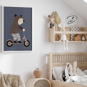 Arte de pared infantil con un oso en patinete, estampado de animales del bosque para habitación infantil, decoración infantil divertida, arte imprimible, descarga digital