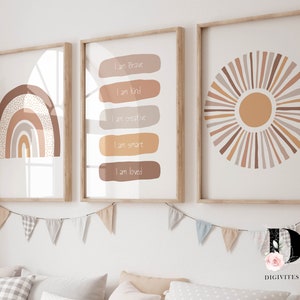 Könnte beinhalten: Drei gerahmte Drucke mit Boho-Ästhetik. Der erste Druck zeigt einen Regenbogen in den Farben Braun, Orange und Beige. Der zweite Druck zeigt eine Reihe von beige, braunen und orangen Rechtecken mit dem Text "Ich bin mutig", "Ich bin freundlich", "Ich bin kreativ", "Ich bin klug" und "Ich bin geliebt". Der dritte Druck zeigt eine Sonne mit beige, braunen und orangen Strahlen.