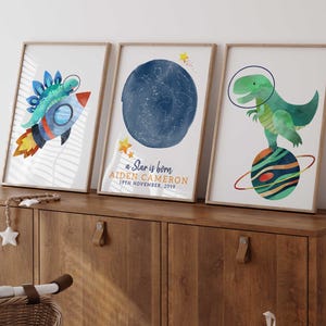 Art mural imprimé dinosaures dans l'espace, cadeau pour chambre d'enfant carte des étoiles, décoration de chambre d'enfant pour garçons, décoration de chambre dans l'espace, impressions de dinosaures, affiche de nom personnalisée