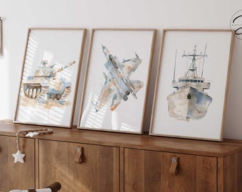 Puede incluir: Tres impresiones de acuarela que representan un tanque, un avión de combate y un barco. Las impresiones están enmarcadas en madera natural y tienen un fondo blanco.