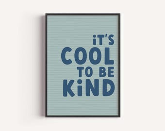 Puede incluir: Un cartel enmarcado con el mensaje "It's Cool to Be Kind" en letras azul oscuro. El fondo es azul claro con líneas horizontales. El marco es negro.