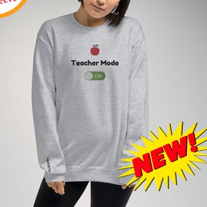 Sudadera personalizable Modo Profesor ON: perfecta para el regreso a clases. Sudadera con bordado personalizado. Etiqueta con nombre bordada en la manga.