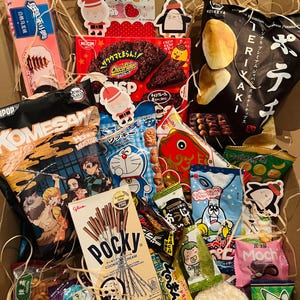 Asian Snack Mystery Advent Calendar,24 Days Christmas Gift Box, Japanese Korean Snack Mystery Box, Kawaii Holiday Treats,Pocky Mochi Gift