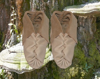 Children's Eastern Woodlands Traditional Native American Pucker Toe Smooth Moccasin along with FREE LEATHER POUCH