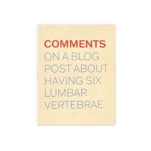 Könnte beinhalten: Ein beigefarbener Notizzettel mit dem Text "COMMENTS ON A BLOG POST ABOUT HAVING SIX LUMBAR VERTEBRAE" in rot und blau.