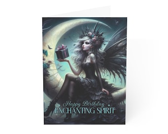 Könnte beinhalten: Eine dunkle Fee mit schwarzen Flügeln sitzt auf einem Halbmond und hält eine Geschenkbox. Der Text lautet "Happy Birthday Enchanting Spirit".