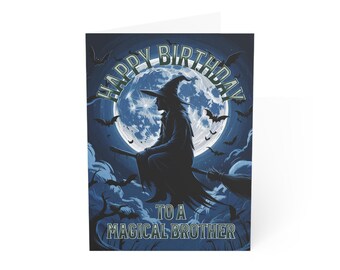 Könnte beinhalten: Glückwunschkarte zum Geburtstag "Happy Birthday to a Magical Brother" mit einer Hexe, die auf einem Besen vor einem Vollmond mit Fledermäusen fliegt. Die Karte hat einen blauen Hintergrund.