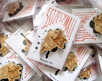 Edición limitada: Máquina de tatuaje de pancarta entintada - Apreciación del tatuaje Pin de solapa de sombrero grabado con láser de madera - Tradicional estadounidense de la vieja escuela