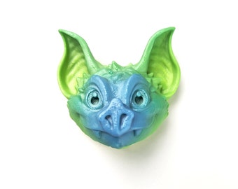 Imán con cabeza de murciélago detallada - Diseño impreso en 3D de alta resolución - MatMire Makes Design - Transición de color azul-verde