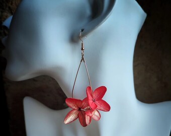 Boucles d’oreilles en fleurs stabilisées rouge et or