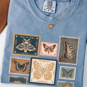 Vintage Schmetterling Blumenstempel T-Shirt, Schmetterling Top, Botanisches Grafik T-Shirt, Geschenk für Naturliebhaber, Lässiges Sommer Vibes T-Shirt, Trendiges Damen Oberteil