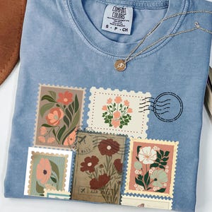 Vintage Blumen Stempel T-Shirt, Blumen Komfort Farben T-Shirt, Botanisches Grafik T-Shirt, Geschenk für Naturliebhaber, Lässige Sommer Vibes, Damen Oberteile
