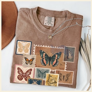 Vintage Schmetterling Blumenstempel T-Shirt, botanisches grafisches T-Shirt, Geschenk für Naturliebhaber, lässige Sommervibes, umweltfreundliche Kleidung