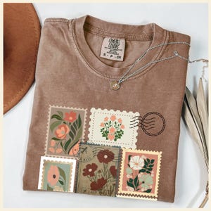 T-shirt con stampa floreale vintage, t-shirt con fiori dai colori comodi, t-shirt con grafica botanica, regalo per gli amanti della natura, stile casual estivo, top da donna
