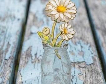 Simple Quaint White Daisy Enamel Pin: Aesthetic Floral Lapel Accessory