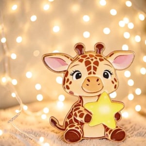 Épinglette en émail bébé girafe : accessoire de revers animal