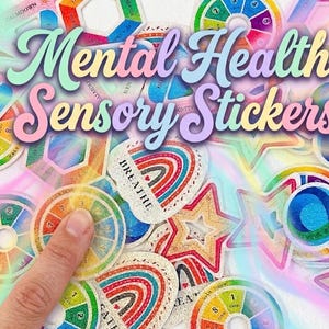 Op de afbeelding: Een verzameling kleurrijke sensorische stickers met de tekst "Mental Health Sensory Stickers". De stickers hebben verschillende ontwerpen, waaronder regenbogen, sterren en cirkelvormige grafieken met nummers en woorden als "Breathe" en "Calm Down".