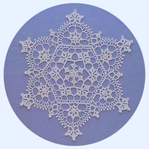 以下が含まれることがあります： 薄い紫色の背景に白いレースの雪の結晶のドイリー