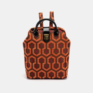 Mochila Carpet Everyday - Mochila Minimalista de Couro - Bolsa Transversal Versátil - Bolsa Vintage - Organizadores Inteligentes - Hotel Overlook "O Iluminado"