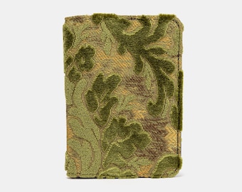 Étui à passeport personnalisé en velours découpé - Porte-passeport vintage - Organiseur de passeport tapisserie - Porte-passeport de voyage - Vert fougère en velours