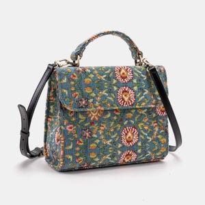 Bolso de mano artesanal con asa superior, bandolera con solapa frontal y bandolera azul oriental