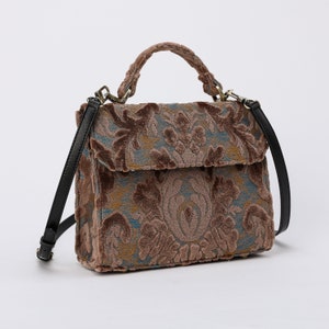Bolso de mano artesanal con asa superior, bandolera con solapa frontal y bandolera de terciopelo color camel.