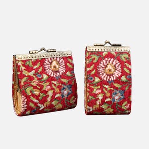 Cartera con 11 y 17 ranuras para tarjetas - Cartera de alfombra cosida a mano - Estuche vintage para identificación con cierre de beso - Tarjetero con cierre - Regalo para ella - Listo para regalar - Rojo oriental