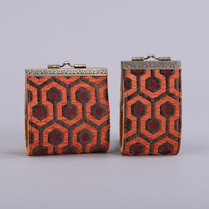 11 en 17 kaartsleuven Portemonnee-handgenaaide tapijtportemonnee-Vintage Kiss Lock ID-zakje-sluiting kaarthouder-cadeau voor haar- "The Shining" Overlook Hotel