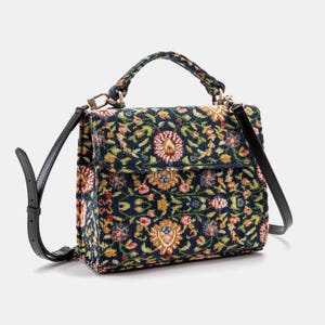Bolso de mano artesanal con asa superior, bandolera con solapa frontal y bandolera en azul marino oriental