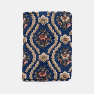 Könnte beinhalten: Eine blaue und beige gemusterte Stoffbörse mit Blumenmuster.