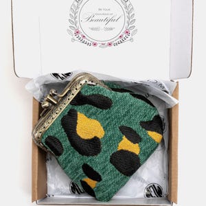 Monedero de alfombra cosido a mano - Monedero vintage con doble cierre de beso - Bolso tipo sobre con cierre de bola - Regalo para ella - Listo para regalar - Leopardo verde