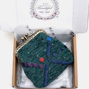 Monedero de alfombra cosido a mano - Monedero vintage con doble cierre de beso - Bolso con cierre de bola - Regalo para dama de honor - Aeropuerto de Portland PDX