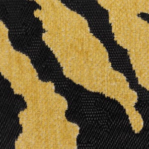 Peut inclure: Gros plan sur un tissu avec un motif abstrait noir et or. Le tissu a une surface textur&eacute;e et duveteuse.