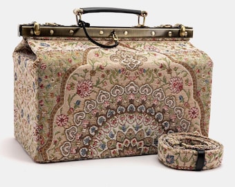 Könnte beinhalten: Vintage-Stil Tapisserie Handtasche mit floralem Muster in Beige, Grün und Rot. Die Tasche hat einen oberen Griff, Metallbeschläge und einen passenden Schulterriemen. Die Tasche ist rechteckig und hat ein klassisches, strukturiertes Design.